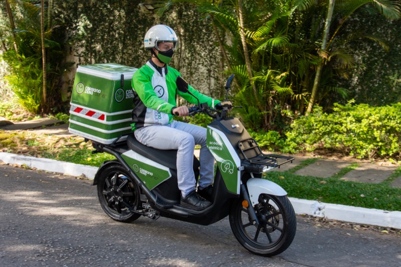Motoboy da Carbono Zero na scooter el&eacute;trica